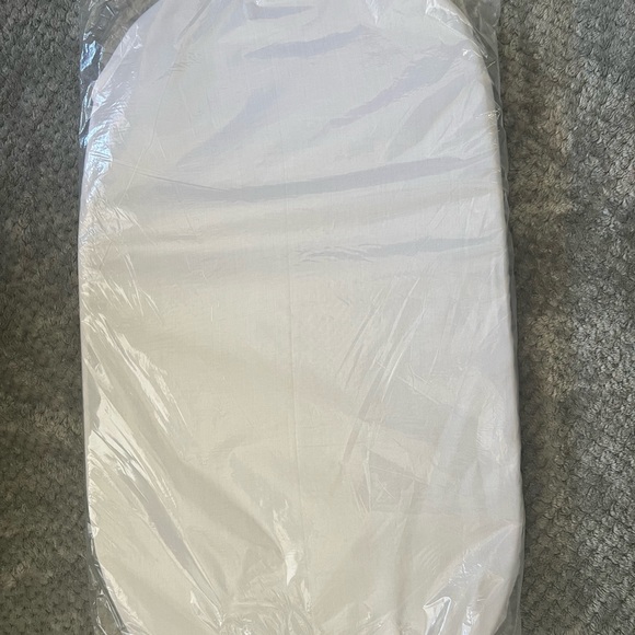 Bassinet/Moses basket comes with foam pad(unbranded) - Picture 3 of 3